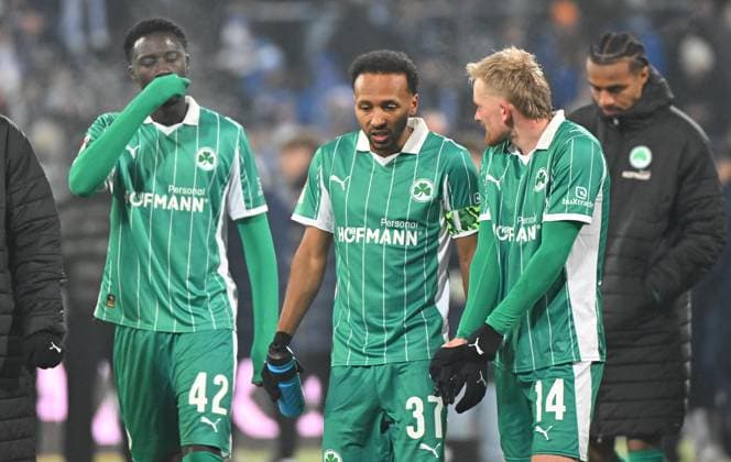 22 11 2025 Soccer Season 2025 2026 2 Soccer Bundesliga 13 Matchday SV Darmstadt 98 SVD Lilien SpVgg Greuther Fürth Kleeblatt Sportfoto Zink MeZi xmexzix DFL regulations prohibit any use of photographs as image sequences and or quasi video only for editorial use Omar Sillah 42, SpVgg Greuther Fürth Julian Green 37, SpVgg Greuther Fürth Jomaine Consbruch 14, SpVgg Greuther Fürth disappointed Disappointment after the end of the match