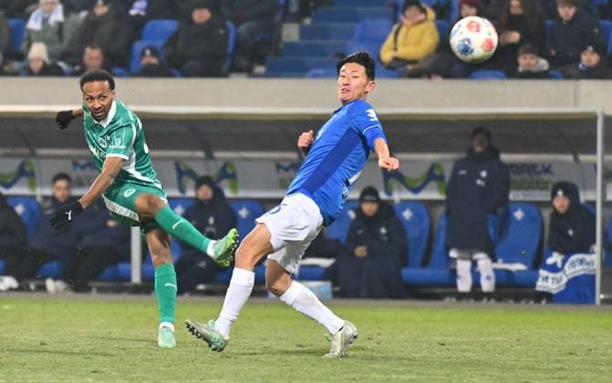 22 11 2025 Soccer Season 2025 2026 2 Soccer Bundesliga 13 Matchday SV Darmstadt 98 SVD Lilien SpVgg Greuther Fürth Kleeblatt Sportfoto Zink xwoxzix DFL regulations prohibit any use of photographs as image sequences and or quasi video only for editorial use Julian Green 37, SpVgg Greuther Fürth Hiroki Akiyama 16, SV Darmstadt 98 D98 SV98