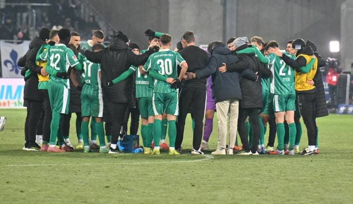 22 11 2025 Soccer Season 2025 2026 2 Soccer Bundesliga 13 Matchday SV Darmstadt 98 SVD Lilien SpVgg Greuther Fürth Kleeblatt Sportfoto Zink xwoxzix DFL regulations prohibit any use of photographs as image sequences and or quasi video only for editorial use Teamkreis Mannschaft Team Fürth nach Spielende