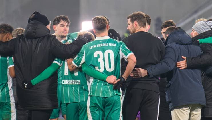22 11 2025 Soccer Season 2025 2026 2 Soccer Bundesliga 13 Matchday SV Darmstadt 98 SVD Lilien SpVgg Greuther Fürth Kleeblatt Sportfoto Zink xwoxzix DFL regulations prohibit any use of photographs as image sequences and or quasi video only for editorial use Thomas Kleine Trainer SpVgg Greuther Fürth speaks to team Team after end of match