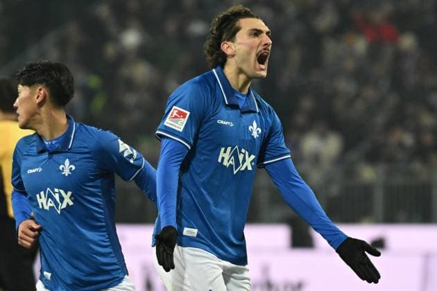 Fraser Hornby SV Darmstadt 1898, 09 celebrates the goal of Isac Lidberg SV Darmstadt 1898, 07 , GER, SV Darmstadt 98 vs SpVgg Greuther Fürth, Soccer, 2 Bundesliga, Matchday 13, Season 2025 2026, 22 11 2025 DFL REGULATES PROHIBIT ANY USE OF PHOTOGRAPHS AS IMAGE SEQUENCES AND OR QUASI VIDEO GER, SV Darmstadt 98 vs SpVgg Greuther Fürth, Football, 2 Bundesliga, Matchday 13, Season 2025 2026, 22 11 2025 Darmstadt Copyright: xEibner-Pressefoto FlorianxWiegandx EP_FWD