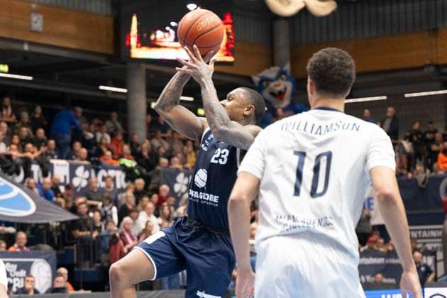 EasyCredit Basketball Bundesliga 2025 2026 Syntainics MBC vs MLP Academics Heidelberg Halle Saale, Germany November 22, 2025 In the picture Callison Charles Weissenfels with ball, Weissenfels Stadthalle Weissenfels Saxony Anhalt Germany
