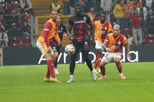 ISTANBUL, TURKEY - NOVEMBER 22: Leroy Sane (10) , Lucas Torreira (R) of Galatasaray and M Baye Niang (29) of Genclerbirligi during the Trendyol Super League match between Galatasaray SK and Genclerbirligi SK at Rams Park Stadium on November 22, 2025 in Istanbul, Turkey. Istanbul Turkey Copyright: xSeskimphotox GSaray-Gencler-221125 (198)