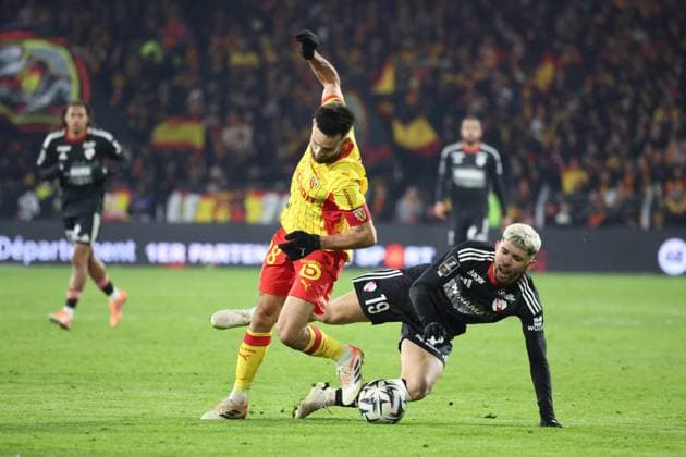 FOOTBALL : RC Lens vs RC Strasbourg - Ligue 1 J13 - 22 11 2025 Adrien THOMASSON (RC Lens) et Julio ENCISO (RC Strasbourg) lors du match RC Lens vs RC Strasbourg, Ligue 1 J13, stade Bollaert-Delelis, le 22 novembre 2025 - photo Laurent Sanson PsnewZ  Copyright: xLaurentxSANSONx xPsnewZx
