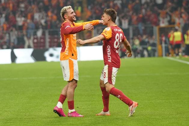 ISTANBUL, TURKEY - NOVEMBER 22: Baris Alper Yilmaz of Galatasaray celebrates after scoring the second goal of his team with Kazimcan Karatas (R) during the Trendyol Super League match between Galatasaray SK and Genclerbirligi SK at Rams Park Stadium on November 22, 2025 in Istanbul, Turkey. Istanbul Turkey Copyright: xSeskimphotox GSaray-Gencler-221125 (210)