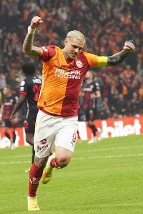 ISTANBUL, TURKEY - NOVEMBER 22: Mauro Icardi of Galatasaray celebrates after scoring the first goal of his team with teammates during the Trendyol Super League match between Galatasaray SK and Genclerbirligi SK at Rams Park Stadium on November 22, 2025 in Istanbul, Turkey. Istanbul Turkey Copyright: xSeskimphotox GSaray-Gencler-221125 (223)