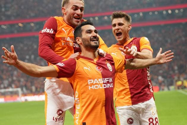 ISTANBUL, TURKEY - NOVEMBER 22: Ilkay Gundogan of Galatasaray celebrates after scoring the third goal of his team with teammates during the Trendyol Super League match between Galatasaray SK and Genclerbirligi SK at Rams Park Stadium on November 22, 2025 in Istanbul, Turkey. Istanbul Turkey Copyright: xSeskimphotox GSaray-Gencler-221125 (233)