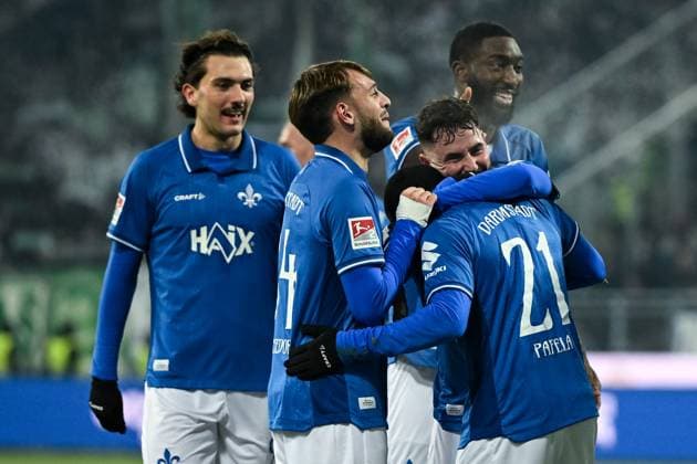 Merveille Papela SV Darmstadt 1898, 21 and team celebrates the goal for 4 2, GER, SV Darmstadt 98 vs SpVgg Greuther Fürth, Soccer, 2 Bundesliga, Matchday 13, Season 2025 2026, 22 11 2025 DFL REGULATES PROHIBIT ANY USE OF PHOTOGRAPHS AS IMAGE SEQUENCES AND OR QUASI VIDEO GER, SV Darmstadt 98 vs SpVgg Greuther Fürth, Football, 2 Bundesliga, Matchday 13, Season 2025 2026, 22 11 2025 Darmstadt Copyright: xEibner-Pressefoto FlorianxWiegandx EP_FWD