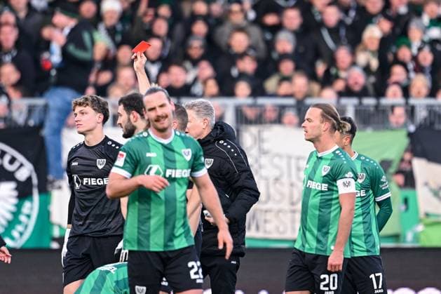 22 11 2025, Football, 2 Bundesliga, Season 2025 2026, Matchday 13, Preußen Münster FC Schalke 04, Red card for Johannes Schenk Preußen Münster , xRHR PHOTO YYx Copyright: KROEGER RHR-FOTOx RHR-FOTO YY