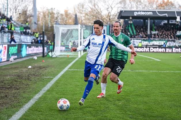22 11 2025, Football, 2 Bundesliga, Season 2025 2026, Matchday 13, Preußen Münster FC Schalke 04, Soufiane El Faouzi FC Schalke 04 , Jannis Heuer Preußen Münster xRHR PHOTO YYx Copyright: KROEGER RHR-FOTOx RHR-FOTO YY