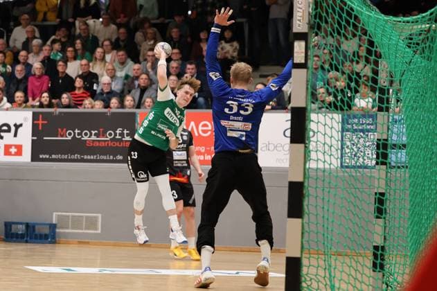 22 11 2025, Handball, Men, 3 League, Season South West, Season 2025 2026, HG Saarlouis TV Gelnhausen, Elyas Noh HG Saarlouis , Daniel Drozdz TV Gelnhausen Saarlouis Stadtgartenhalle Saarland Germany DEU Copyright: xSebastianxBachx