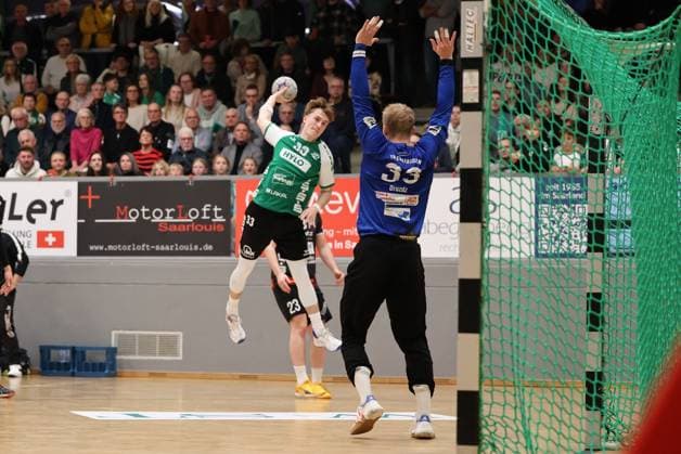 22 11 2025, Handball, Men, 3 League, Season South West, Season 2025 2026, HG Saarlouis TV Gelnhausen, Elyas Noh HG Saarlouis , Daniel Drozdz TV Gelnhausen Saarlouis Stadtgartenhalle Saarland Germany DEU Copyright: xSebastianxBachx