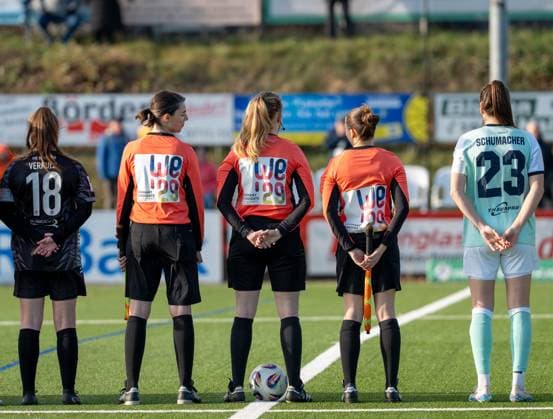 21 11 2025, Football, 2 Womens Bundesliga, 2025 2026, 11 Matchday, SG 99 Andernach VfR Schwarz Weiss Warbeyen 1945 e V A strong signal for the bid for the UEFA Womens EURO 2029 The referees present the motto of the German bid WE29 Together WE Rise