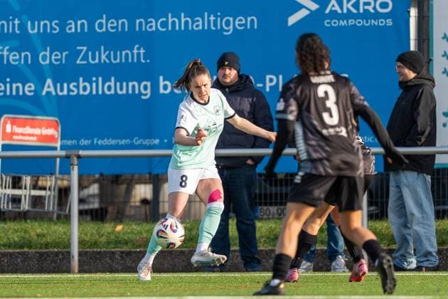 21 11 2025, Football, 2 Womens Bundesliga, 2025 2026, Matchday 11, SG 99 Andernach VfR Schwarz Weiss Warbeyen 1945 e V Maren Weingarz 8 Andernach plays the ball into midfield