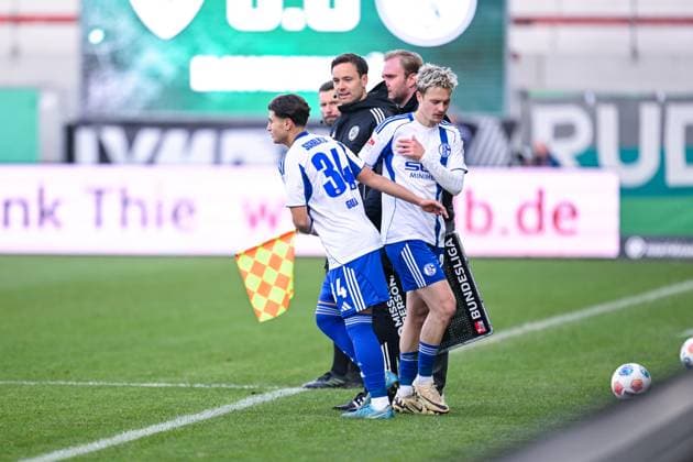 22 11 2025, Football, 2 Bundesliga, Season 2025 2026, Matchday 13, Preußen Münster FC Schalke 04, Ayman Emran Gulasi FC Schalke 04 , Jano ter Horst Preußen Münster xRHR PHOTO YYx Copyright: KROEGER RHR-FOTOx RHR-FOTO YY