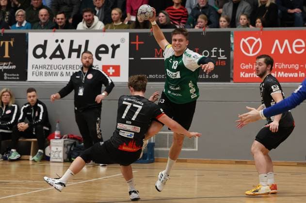 22 11 2025, Handball, Men, 3 League, Season South West, Season 2025 2026, HG Saarlouis TV Gelnhausen, Sven Eberlein HG Saarlouis , Fynn Hilb TV Gelnhausen Saarlouis Stadtgartenhalle Saarland Germany DEU Copyright: xSebastianxBachx