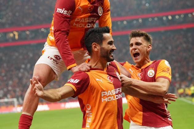 ISTANBUL, TURKEY - NOVEMBER 22: Ilkay Gundogan of Galatasaray celebrates after scoring the third goal of his team with teammates during the Trendyol Super League match between Galatasaray SK and Genclerbirligi SK at Rams Park Stadium on November 22, 2025 in Istanbul, Turkey. Istanbul Turkey Copyright: xSeskimphotox GSaray-Gencler-221125 (235)