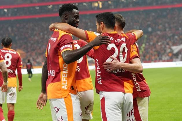 ISTANBUL, TURKEY - NOVEMBER 22: Ilkay Gundogan of Galatasaray celebrates after scoring the third goal of his team with teammates during the Trendyol Super League match between Galatasaray SK and Genclerbirligi SK at Rams Park Stadium on November 22, 2025 in Istanbul, Turkey. Istanbul Turkey Copyright: xSeskimphotox GSaray-Gencler-221125 (240)