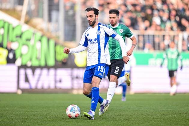 22 11 2025, Football, 2 Bundesliga, Season 2025 2026, Matchday 13, Preußen Münster FC Schalke 04, Kenan Karaman FC Schalke 04 , Yassine Bouchama Preußen Münster xRHR PHOTO YYx Copyright: KROEGER RHR-FOTOx RHR-FOTO YY