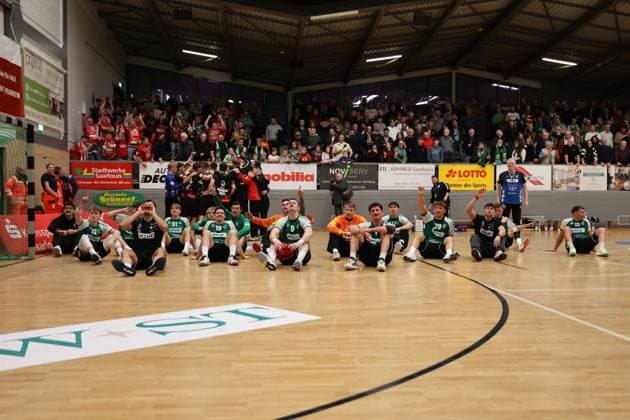 22 11 2025, Handball, Men, 3 Liga, Staffel Süd West, Season 2025 2026, HG Saarlouis TV Gelnhausen, The team HG Saarlouis celebrates the victory Saarlouis Stadtgartenhalle Saarland Germany DEU Copyright: xSebastianxBachx