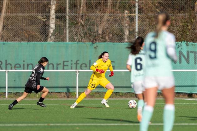 21 11 2025, Football, 2 Womens Bundesliga, 2025 2026, Matchday 11, SG 99 Andernach VfR Schwarz Weiss Warbeyen 1945 e V Lisa Krupp 25 Andernach , with her starting eleven debut, plays the ball