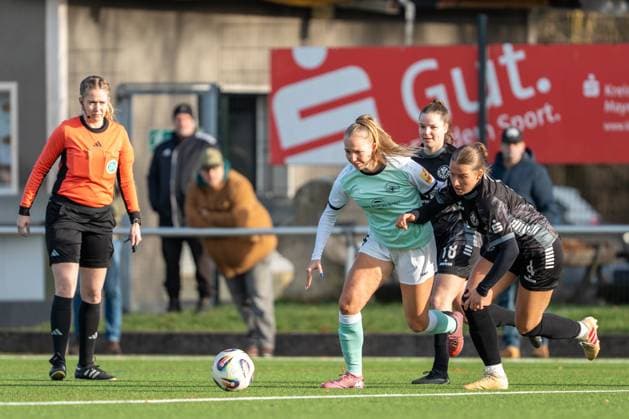 21 11 2025, Football, 2 Womens Bundesliga, 2025 2026, Matchday 11, SG 99 Andernach VfR Schwarz Weiss Warbeyen 1945 e V Paula Petri 9 Andernach fights for the ball with Giulia Bauer 4 Warbeyen