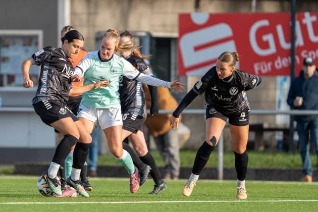 21 11 2025, Football, 2 Womens Bundesliga, 2025 2026, Matchday 11, SG 99 Andernach VfR Schwarz Weiss Warbeyen 1945 e V Paula Petri 9 Andernach was able to prevail against Giulia Bauer 4 Warbeyen However, the next Warbeyen player Rahel Lang was ready for the next duel