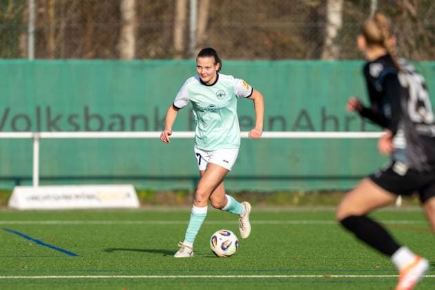 21 11 2025, Football, 2 Womens Bundesliga, 2025 2026, Matchday 11, SG 99 Andernach VfR Schwarz Weiss Warbeyen 1945 e V Malou Müller 27 Andernach runs with the ball in their own half