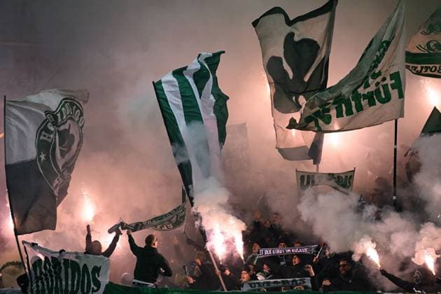 Fans of Greuther Fürth ignite pyrotechnics GER, SV Darmstadt 98 vs SpVgg Greuther Fürth, Football, 2 Bundesliga, Matchday 13, Season 2025 2026, 22 11 2025 DFL REGULATES PROHIBIT ANY USE OF PHOTOGRAPHS AS IMAGE SEQUENCES AND OR QUASI VIDEO GER, SV Darmstadt 98 vs SpVgg Greuther Fürth, Football, 2 Bundesliga, Matchday 13, Season 2025 2026, 22 11 2025 Darmstadt Copyright: xEibner-Pressefoto FlorianxWiegandx EP_FWD