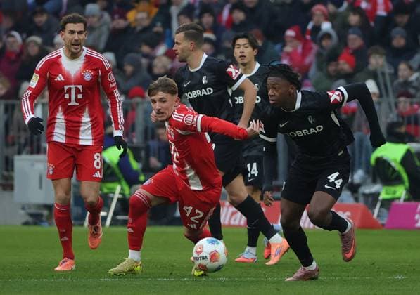 22 11 2025, 1 Bundesliga , FC Bayern vs SC Freiburg, Allianz Arena Muenchen, Soccer, Sports, in the picture Leon Goretzka FC Bayern Muenchen , Lennart Karl FC Bayern Muenchen , Johan Manzambi SC Freiburg