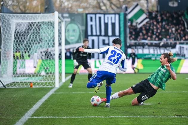 22 11 2025, Football, 2 Bundesliga, Season 2025 2026, Matchday 13, Preußen Münster FC Schalke 04, Soufiane El Faouzi FC Schalke 04 , Jannis Heuer Preußen Münster xRHR PHOTO YYx Copyright: KROEGER RHR-FOTOx RHR-FOTO YY