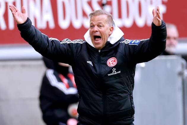 BEGINNING Markus Trainer Team Fortuna Duesseldorf 2 Soccer Bundesliga Season 2025 2026 Match Fortuna Duesseldorf 1 FC Magdeburg 2 1 on 22 11 2025 in Duesseldorf DFL REGULATIONS PROHIBIT ANY USE OF PHOTOGRAPHS as IMAGE SEQUENCES and or QUASI VIDEO Copyright: xLacixPerenyix