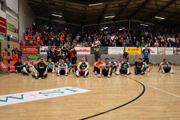 22 11 2025, Handball, Men, 3 Liga, Staffel Süd West, Season 2025 2026, HG Saarlouis TV Gelnhausen, The team HG Saarlouis celebrates the victory Saarlouis Stadtgartenhalle Saarland Germany DEU Copyright: xSebastianxBachx