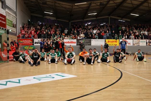 22 11 2025, Handball, Men, 3 Liga, Staffel Süd West, Season 2025 2026, HG Saarlouis TV Gelnhausen, The team HG Saarlouis celebrates the victory Saarlouis Stadtgartenhalle Saarland Germany DEU Copyright: xSebastianxBachx