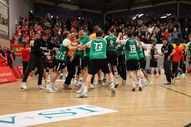 22 11 2025, Handball, Men, 3 Liga, Staffel Süd West, Season 2025 2026, HG Saarlouis TV Gelnhausen, The team HG Saarlouis celebrates the victory Saarlouis Stadtgartenhalle Saarland Germany DEU Copyright: xSebastianxBachx