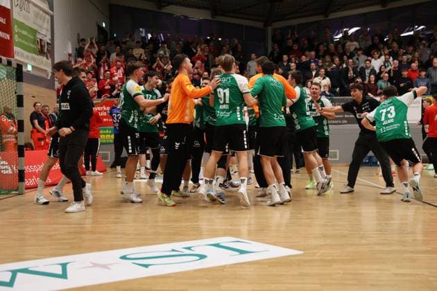 22 11 2025, Handball, Men, 3 Liga, Staffel Süd West, Season 2025 2026, HG Saarlouis TV Gelnhausen, The team HG Saarlouis celebrates the victory Saarlouis Stadtgartenhalle Saarland Germany DEU Copyright: xSebastianxBachx