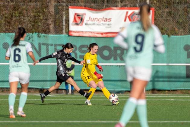 21 11 2025, Football, 2 Womens Bundesliga, 2025 2026, Matchday 11, SG 99 Andernach VfR Schwarz Weiss Warbeyen 1945 e V Lisa Krupp 25 Andernach plays the ball in front of the approaching Narjiss Ahamad 5 Warbeyen