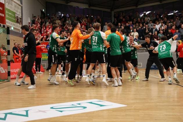 22 11 2025, Handball, Men, 3 Liga, Staffel Süd West, Season 2025 2026, HG Saarlouis TV Gelnhausen, The team HG Saarlouis celebrates the victory Saarlouis Stadtgartenhalle Saarland Germany DEU Copyright: xSebastianxBachx
