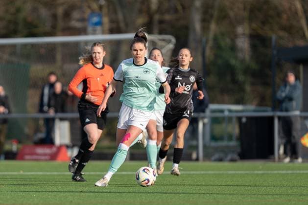 21 11 2025, Football, 2 Womens Bundesliga, 2025 2026, 11 Matchday, SG 99 Andernach VfR Schwarz Weiss Warbeyen 1945 e V Maren Weingarz 8 Andernach drives the ball forward
