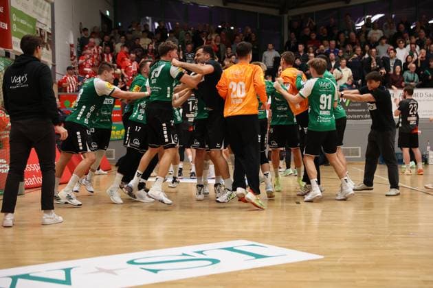 22 11 2025, Handball, Men, 3 Liga, Staffel Süd West, Season 2025 2026, HG Saarlouis TV Gelnhausen, The team HG Saarlouis celebrates the victory Saarlouis Stadtgartenhalle Saarland Germany DEU Copyright: xSebastianxBachx