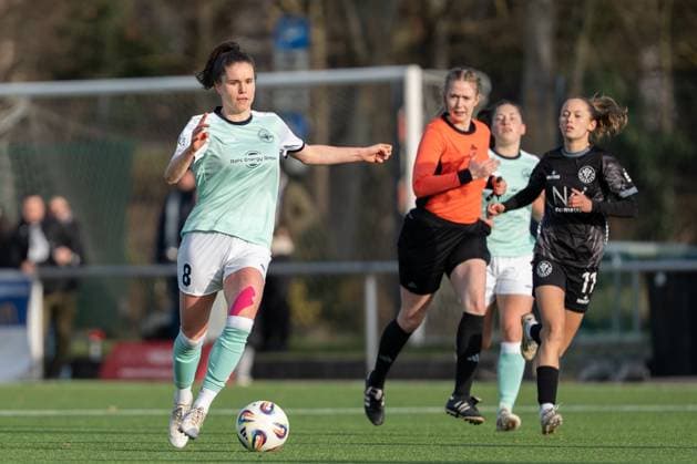 21 11 2025, Football, 2 Womens Bundesliga, 2025 2026, Matchday 11, SG 99 Andernach VfR Schwarz Weiss Warbeyen 1945 e V Maren Weingarz 8 Andernach runs through the midfield with the ball