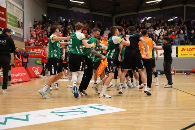 22 11 2025, Handball, Men, 3 Liga, Staffel Süd West, Season 2025 2026, HG Saarlouis TV Gelnhausen, The team HG Saarlouis celebrates the victory Saarlouis Stadtgartenhalle Saarland Germany DEU Copyright: xSebastianxBachx