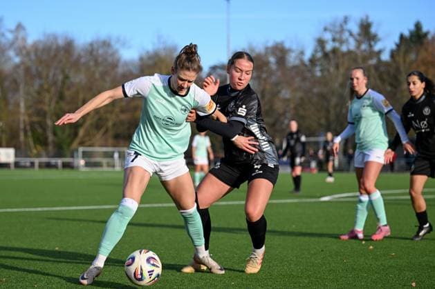 21 11 2025, Football, 2 Womens Bundesliga, 2025 2026, Matchday 11, SG 99 Andernach VfR Schwarz Weiss Warbeyen 1945 e V Carolin Schraa 7 Andernach shields the ball from Giulia Bauer 4 Warbeyen
