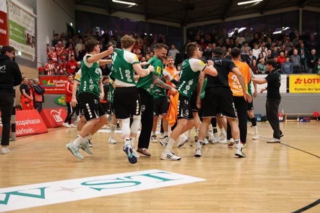 22 11 2025, Handball, Men, 3 Liga, Staffel Süd West, Season 2025 2026, HG Saarlouis TV Gelnhausen, The team HG Saarlouis celebrates the victory Saarlouis Stadtgartenhalle Saarland Germany DEU Copyright: xSebastianxBachx
