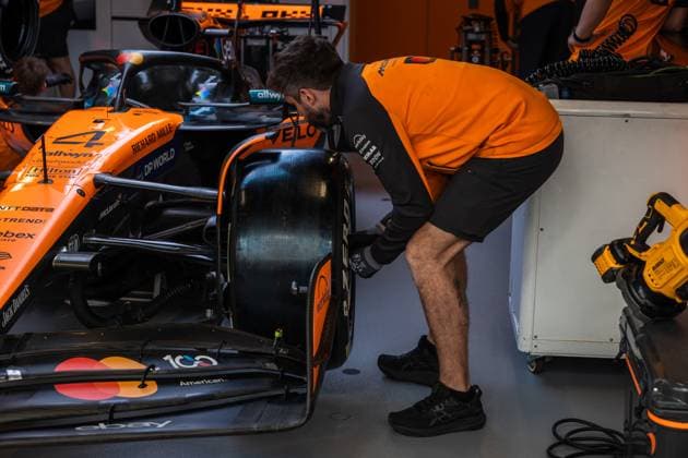 Formula 1 Heineken Las Vegas Grand Prix 2025 Thomas Cerato OVERTAKE MAXPPP - Las Vegas 22 11 2025 mechanic with tyre at McLaren F1 Team garage, box at the Formula 1 Heineken Las Vegas Grand Prix 2025, the 22nd round of the 2025 FIA Formula 1 World Championship, WM, Weltmeisterschaft held on the Las Vegas Strip Circuit in Las Vegas, Nevada, United States, from 19 to 22 November 2025. Las Vegas Las Vegas Strip Circuit United States  Copyright: xOVERTAKE MAXPPPxThomasxCeratox OVT202511225068 OVT202511225068