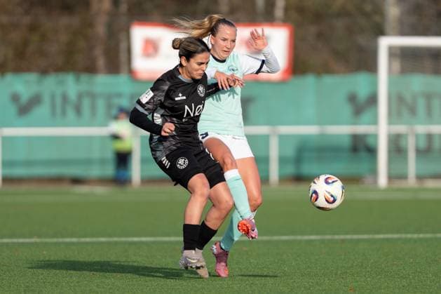 21 11 2025, Soccer, 2 Womens Bundesliga, 2025 2026, Matchday 11, SG 99 Andernach VfR Schwarz Weiss Warbeyen 1945 e V Senna El Massaoudi 14 Warbeyen in duel with Paula Petri 9 Andernach