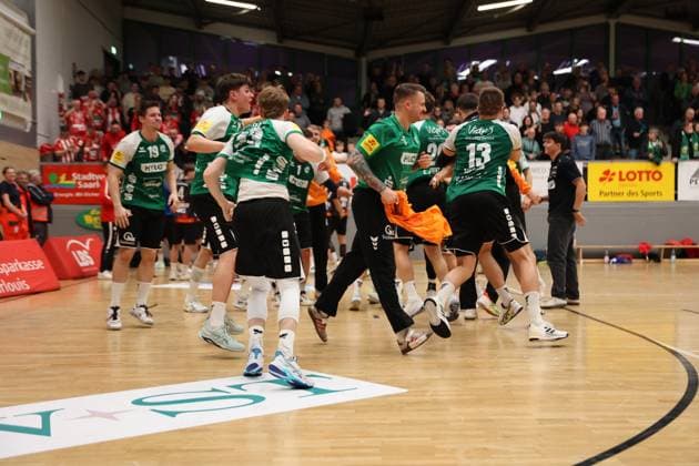 22 11 2025, Handball, Men, 3 Liga, Staffel Süd West, Season 2025 2026, HG Saarlouis TV Gelnhausen, The team HG Saarlouis celebrates the victory Saarlouis Stadtgartenhalle Saarland Germany DEU Copyright: xSebastianxBachx
