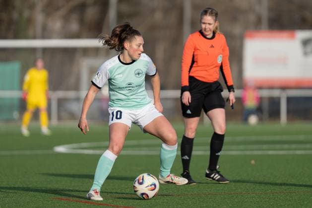 21 11 2025, Football, 2 Womens Bundesliga, 2025 2026, Matchday 11, SG 99 Andernach VfR Schwarz Weiss Warbeyen 1945 e V Leonie Krump 10 Andernach ties up the ball in midfield