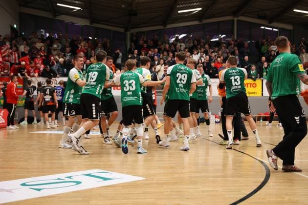 22 11 2025, Handball, Men, 3 Liga, Staffel Süd West, Season 2025 2026, HG Saarlouis TV Gelnhausen, The team HG Saarlouis celebrates the victory Saarlouis Stadtgartenhalle Saarland Germany DEU Copyright: xSebastianxBachx