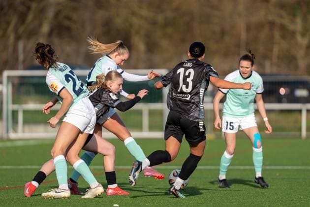 21 11 2025, Football, 2 Womens Bundesliga, 2025 2026, Matchday 11, SG 99 Andernach VfR Schwarz Weiss Warbeyen 1945 e V Paula Petri 9 Andernach fights for the ball with Jule Laufer 17 Warbeyen Malou Müller 27 Andernach , Rahel Lang 13 Warbeyen and Vanessa Zilligen 15 Andernach watch the scene